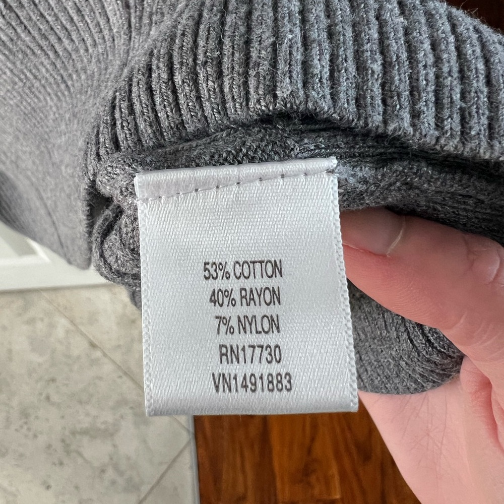 CLEARANCE Women’s Large Gray V-Neck Knit Sweater - Picture 7 of 8